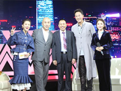 新望董事長(zhǎng)羅永輝與著名歌星劉尊老師、汪正正老師、郭津彤老師、主持人雅琪在北京電視臺(tái)錄制節(jié)目現(xiàn)場(chǎng)親切合影